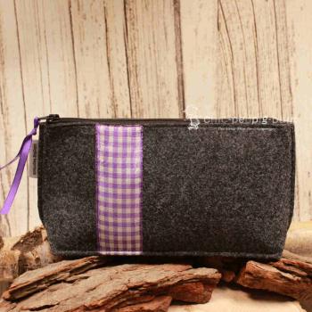 Nahaufnahme der zwei lila Blumen auf der Handmade Utensilientasche aus Filz.